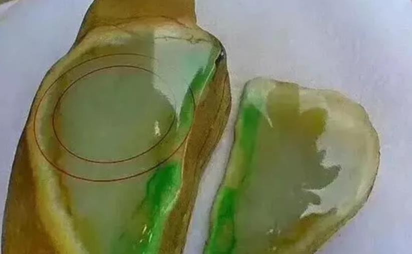 2.6万买的翡翠原石，一刀切出两条冰种黄加绿手镯，爆涨近10倍！